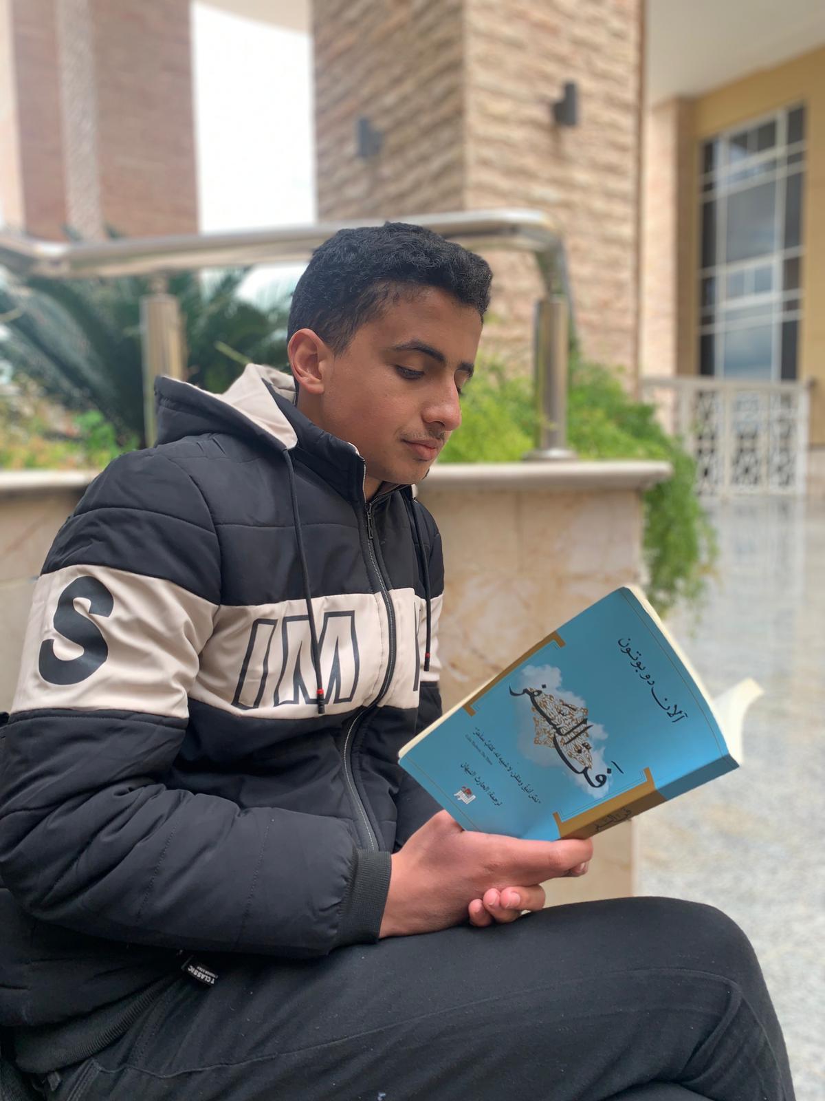 عبد الحفيظ أثناء القراءة